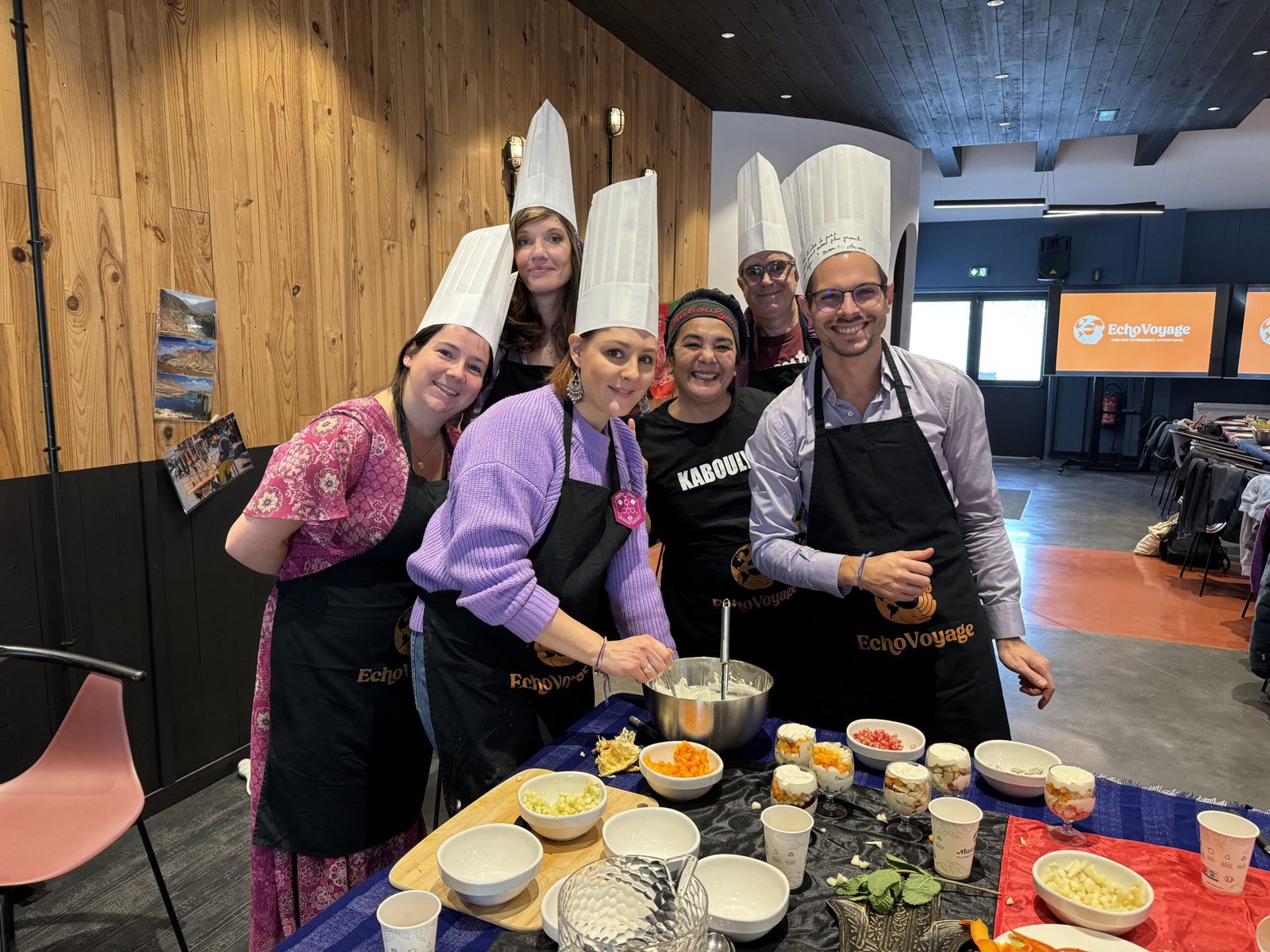 Team Building solidaire - Équipe qui prépare un repas avec notre Echo Guide Sadia